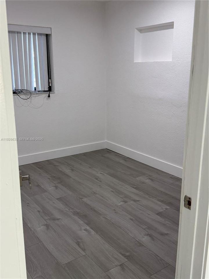 1601 Ne 158th St - Photo 4 of 8