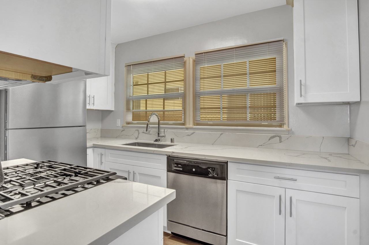 13804 Moorpark Street - Photo 5 of 10