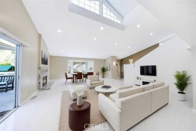 2255 E Chevy Chase Dr - Photo 2 of 8