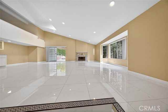 2255 E Chevy Chase Dr - Photo 5 of 8