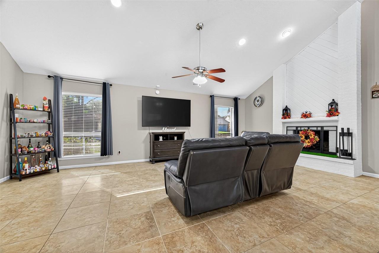 4006 Dover St - Photo 4 of 34