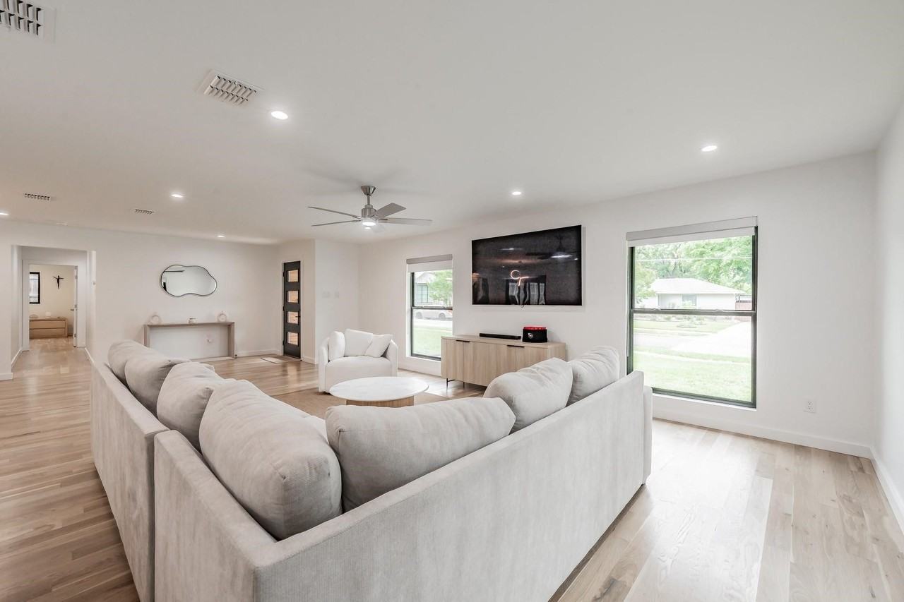 3641 Timberview Rd - Photo 6 of 29