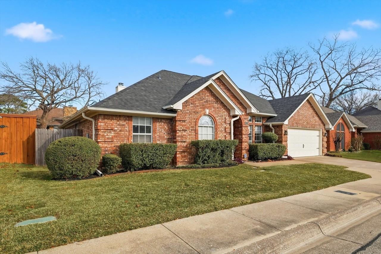 1401 Danielle Dr - Photo 3 of 27