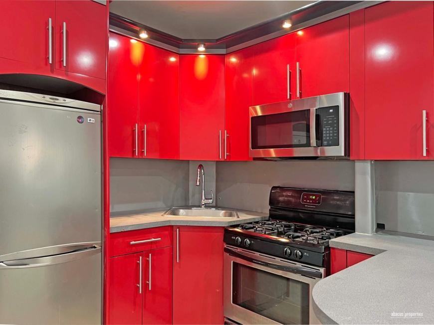 2035 E 7th St - Photo 4 of 7