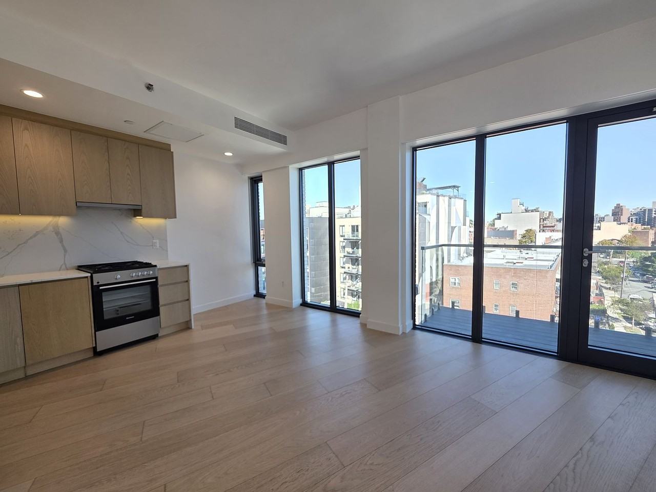 30-05 Vernon Blvd - Photo 4 of 9