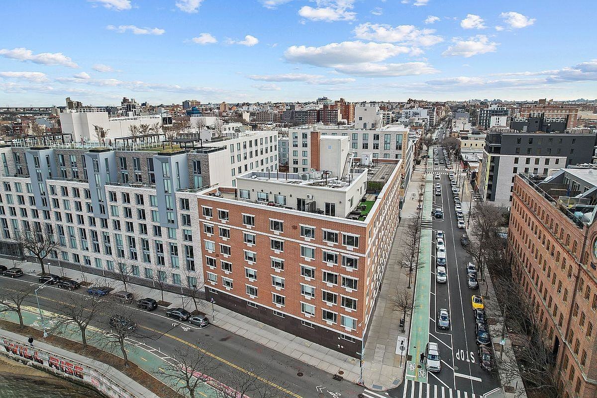 30-05 Vernon Blvd - Photo 5 of 9