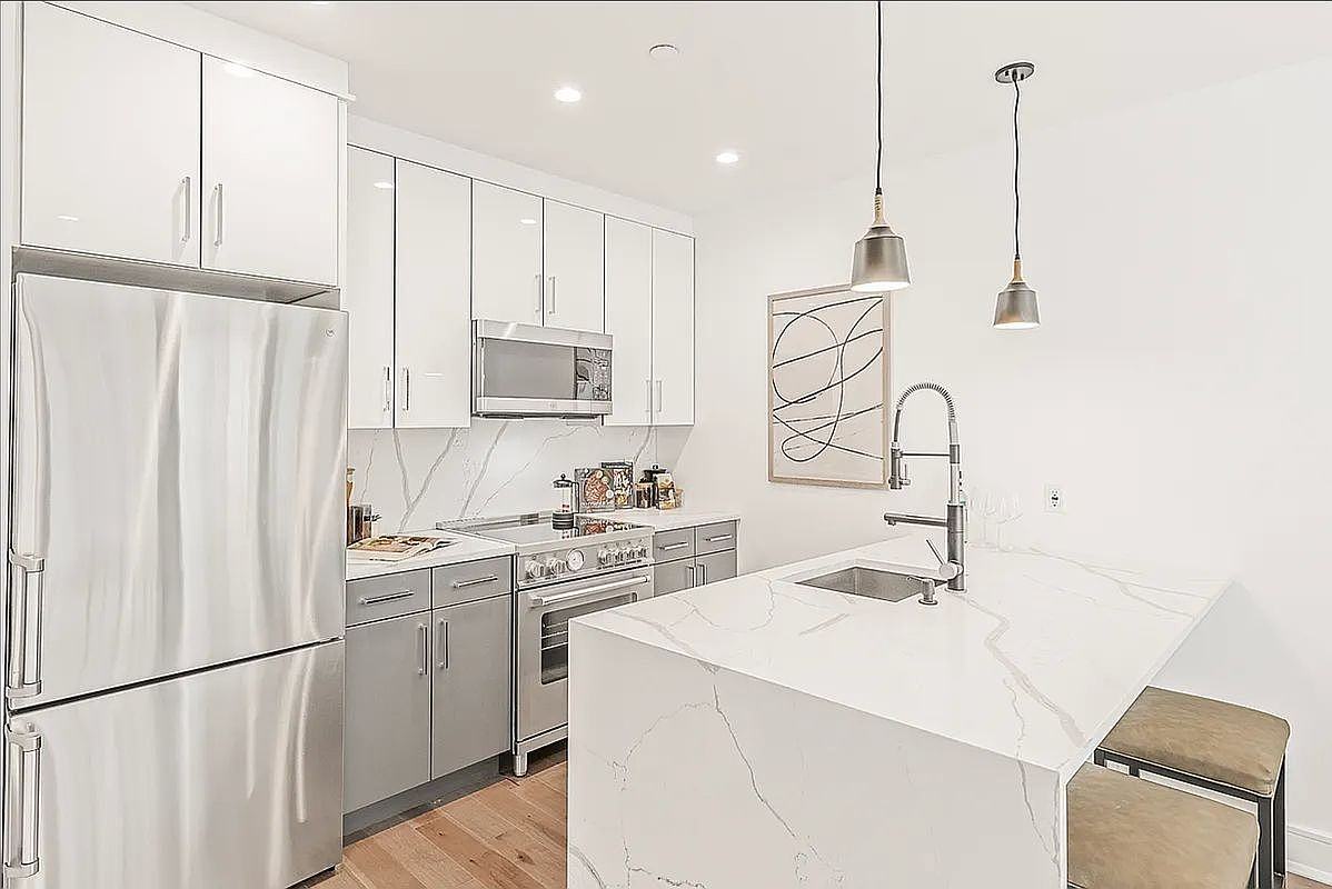 3037 32nd St #4B - Photo 2 of 8