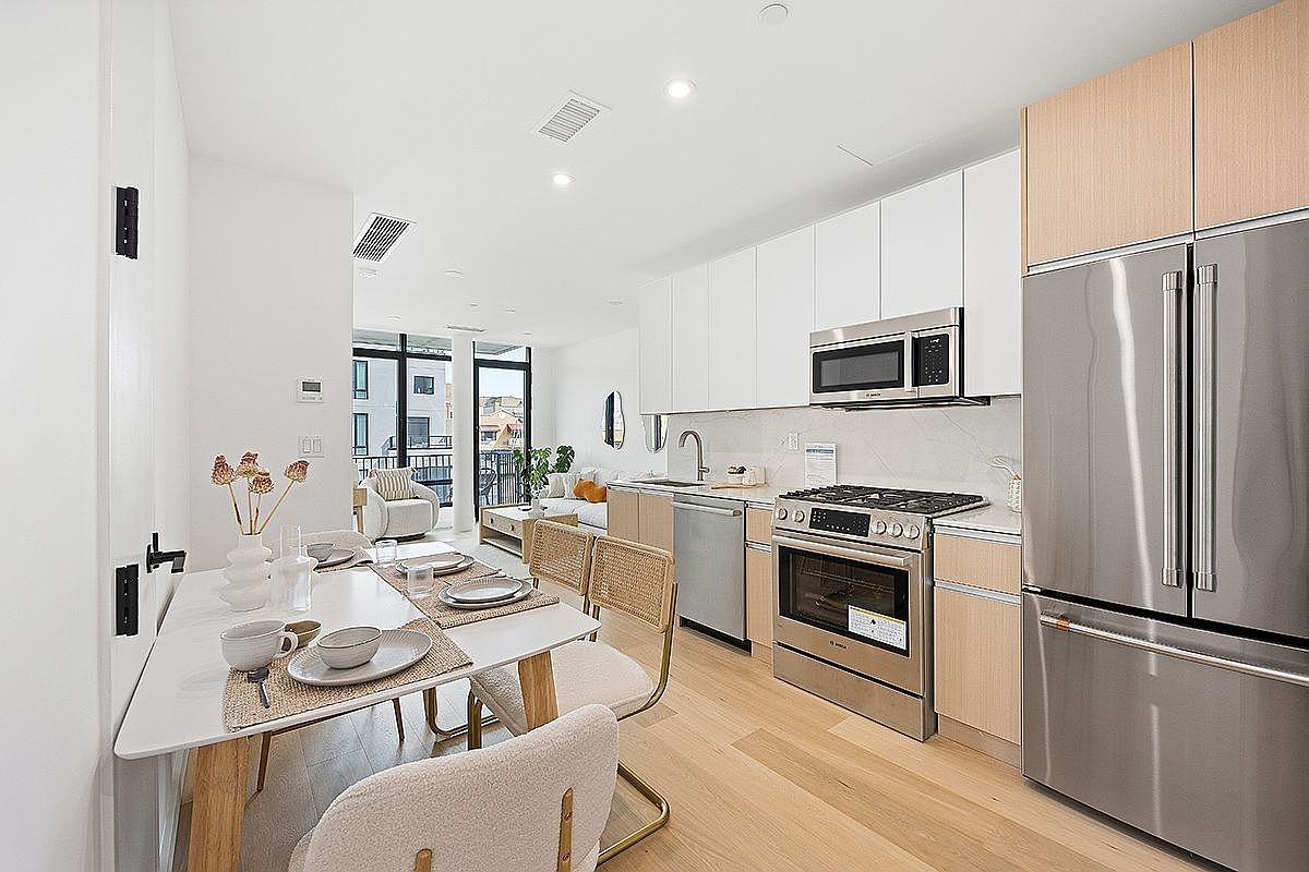 3037 32nd St #4B - Photo 6 of 8