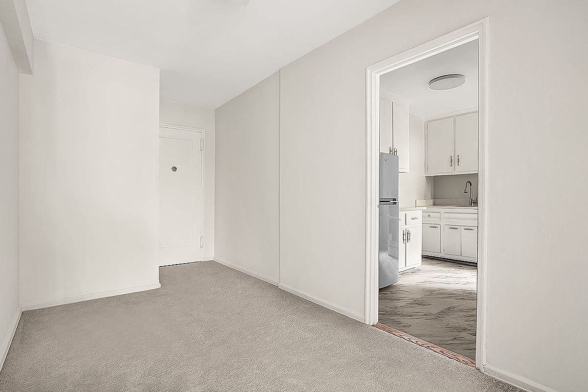 3335 81st St #2B - Photo 4 of 11