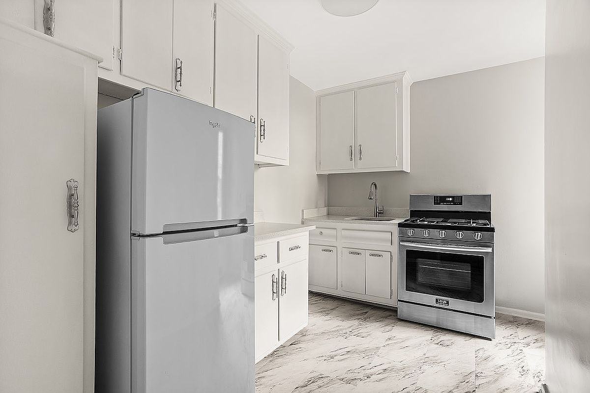 3335 81st St #2B - Photo 5 of 11