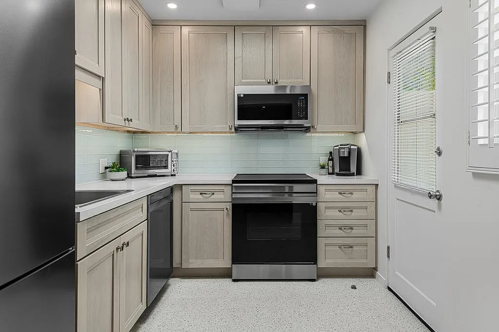 290 N San Jacinto Ave - Photo 2 of 30