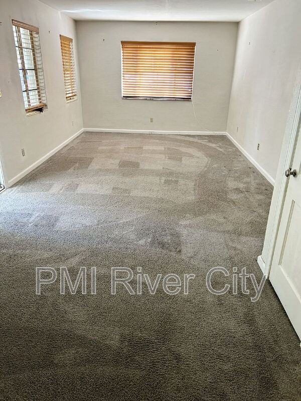 1414 Glengarry Rd - Photo 2 of 14