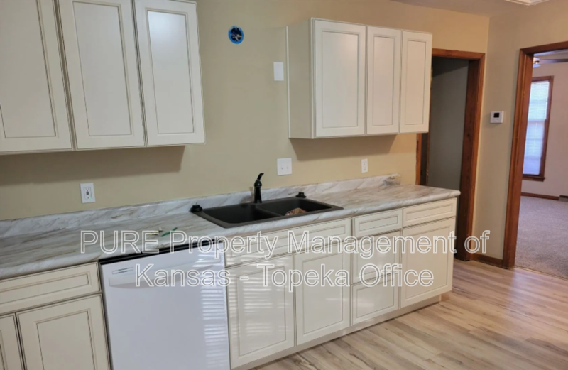 2215 Se Kentucky Ave - Photo 4 of 21