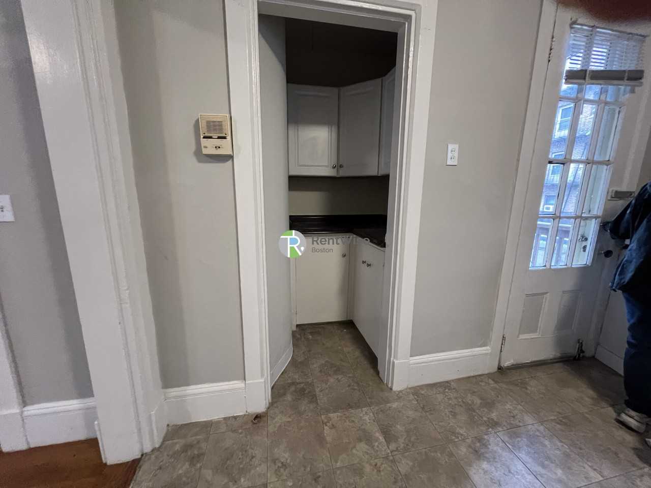 218 Banks St #8 - Photo 3 of 13