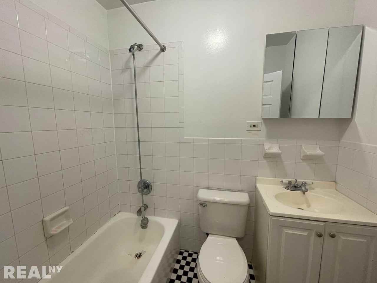 1273 3rd Ave #24 - Photo 3 of 5