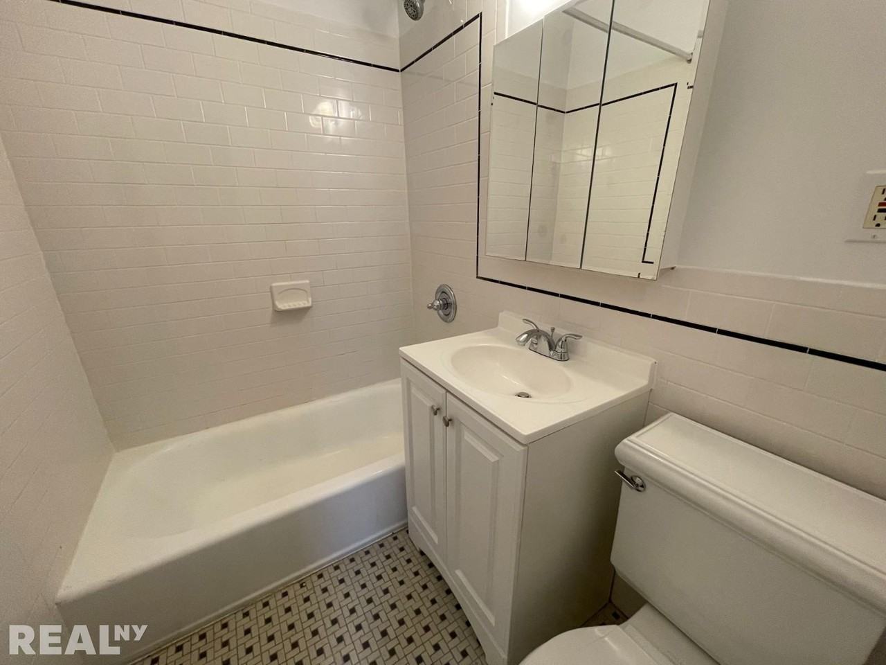 152 E 84th St #2D - Photo 4 of 6