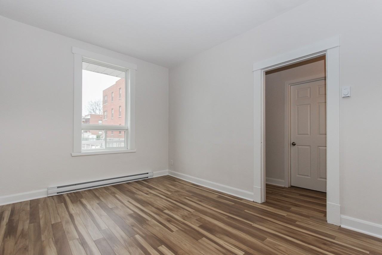 370 11e Avenue - Photo 3 of 11