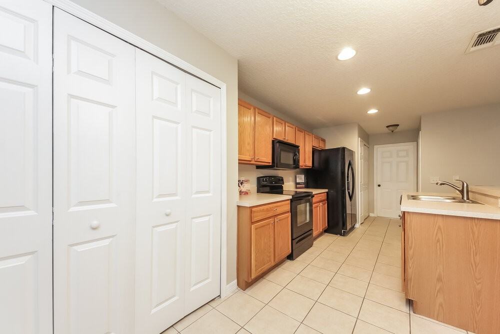 1738 Sherbourne St - Photo 5 of 15