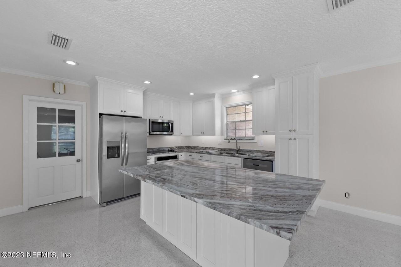 221 Pablo Rd - Photo 7 of 27