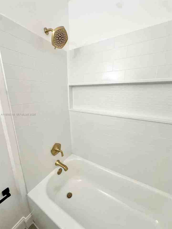 3121 Nw 60th St - Photo 3 of 18