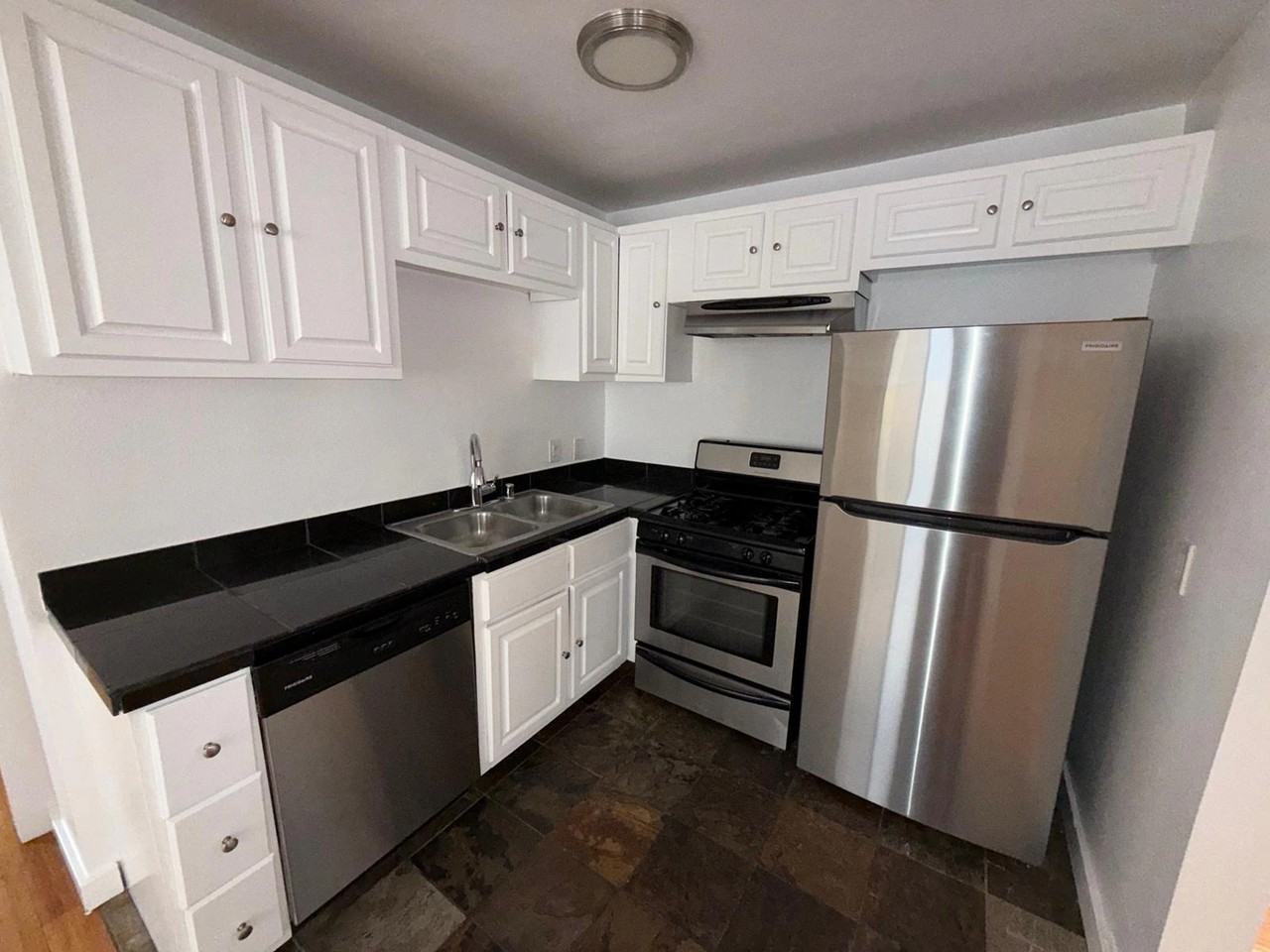 1915 Grace Ave - Photo 5 of 39