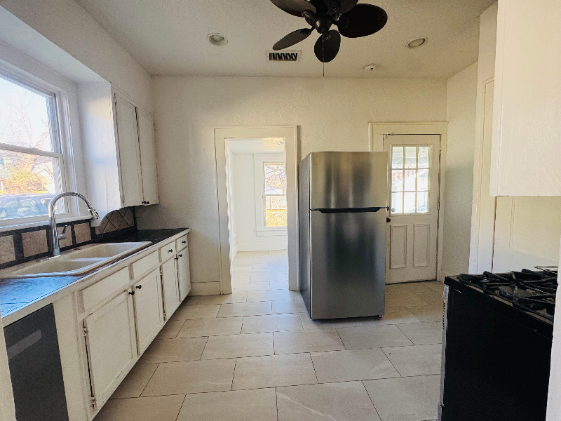 1735 Nw 12th St - Photo 5 of 8