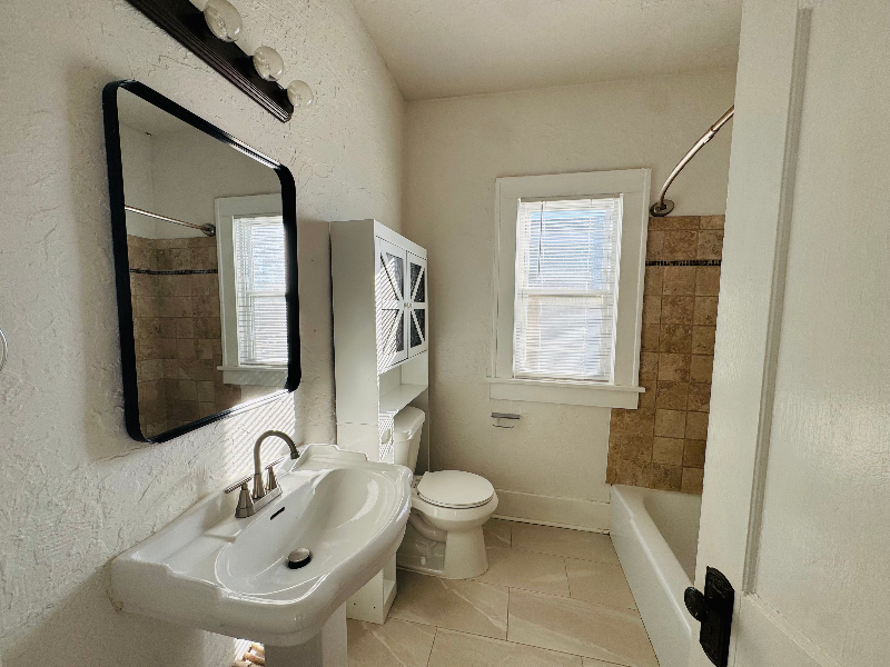 1735 Nw 12th St - Photo 7 of 8