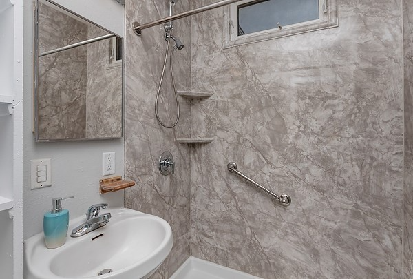 601 Grandview Ave - Photo 6 of 13