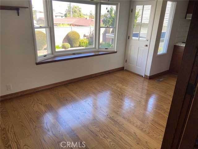 421 Avenue F - Photo 5 of 8