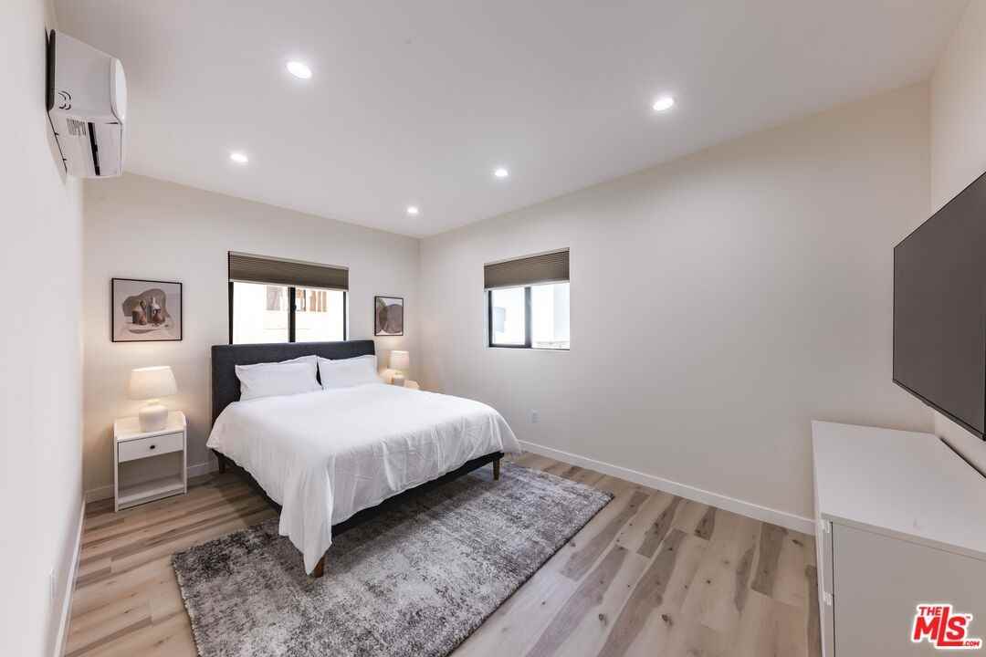 9024 Phyllis Ave #B - Photo 4 of 8