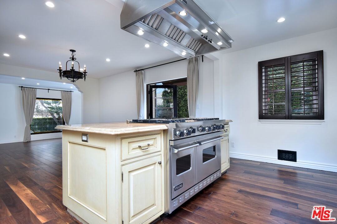 6111 San Vicente Blvd - Photo 2 of 8