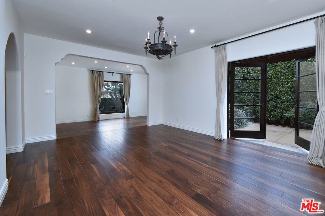 6111 San Vicente Blvd - Photo 3 of 8