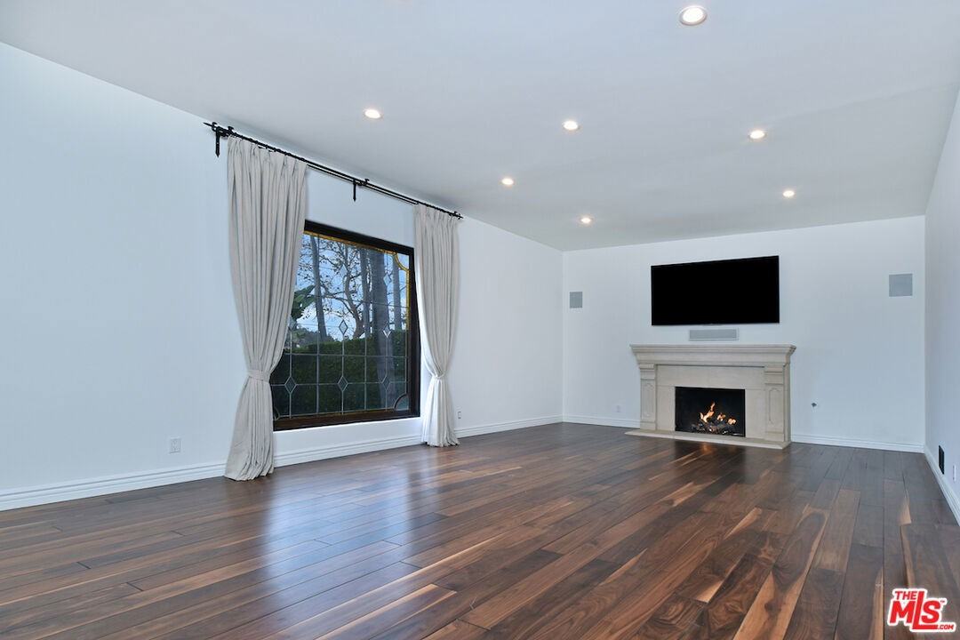 6111 San Vicente Blvd - Photo 4 of 8
