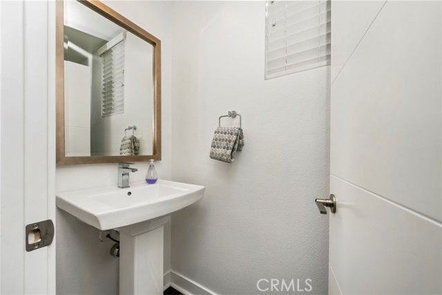 231 Elm Ave - Photo 4 of 8