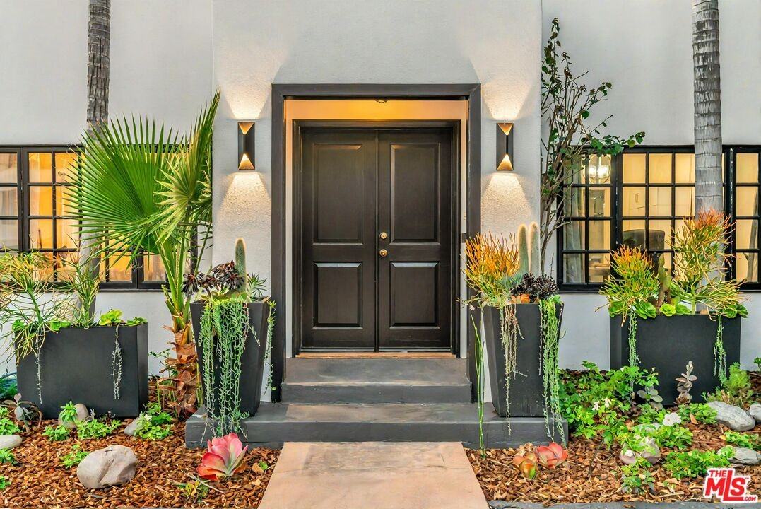 653 N West Knoll Dr - Photo 2 of 2