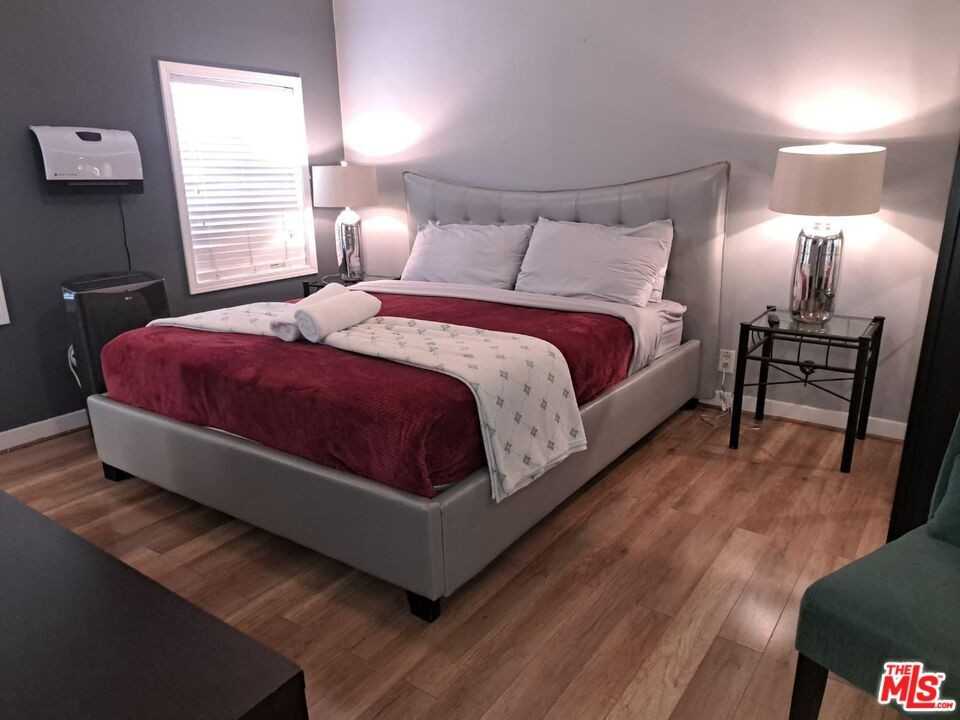 137 S Rexford Dr - Photo 2 of 8