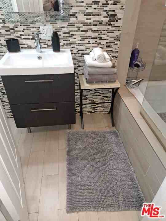 137 S Rexford Dr - Photo 3 of 8