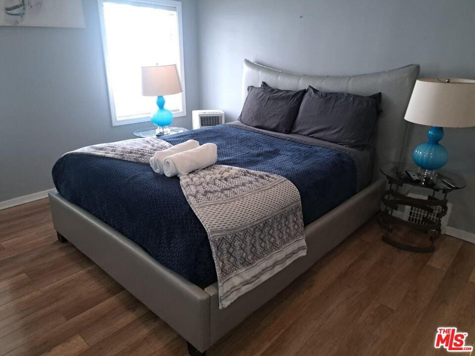 137 S Rexford Dr - Photo 4 of 8