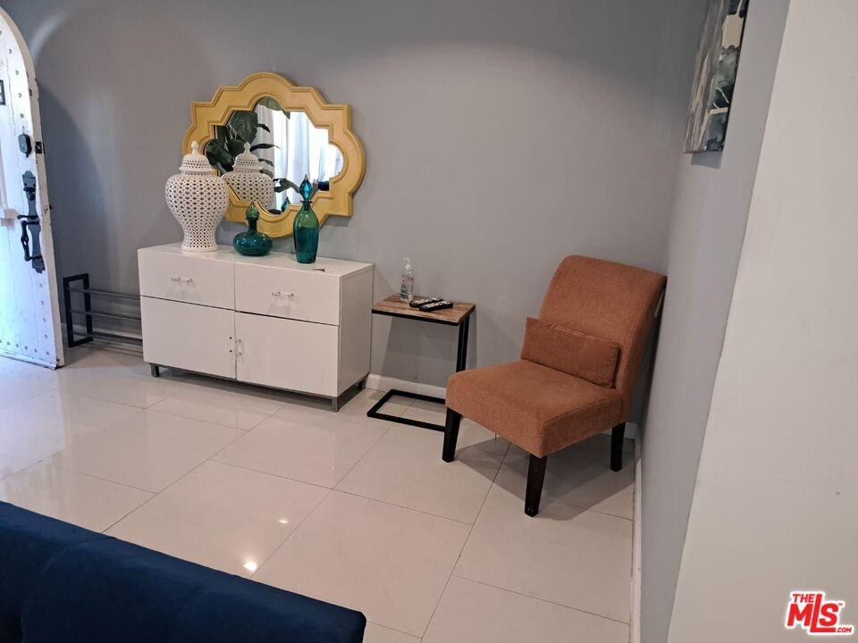 137 S Rexford Dr - Photo 5 of 8