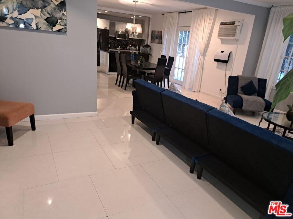 137 S Rexford Dr - Photo 6 of 8