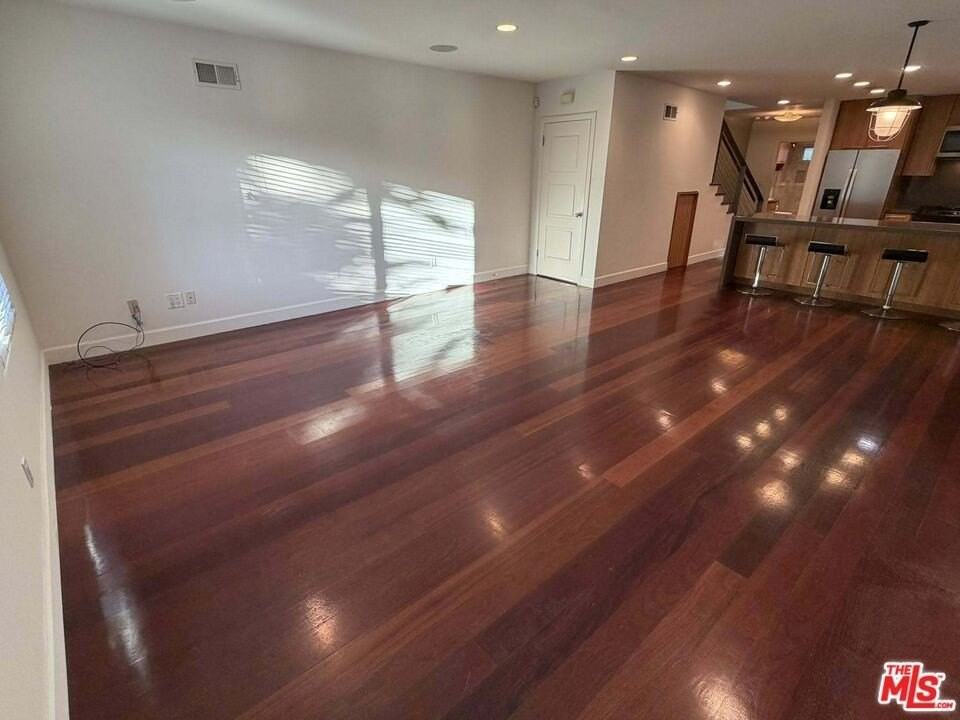 832 N Las Palmas Ave - Photo 4 of 37