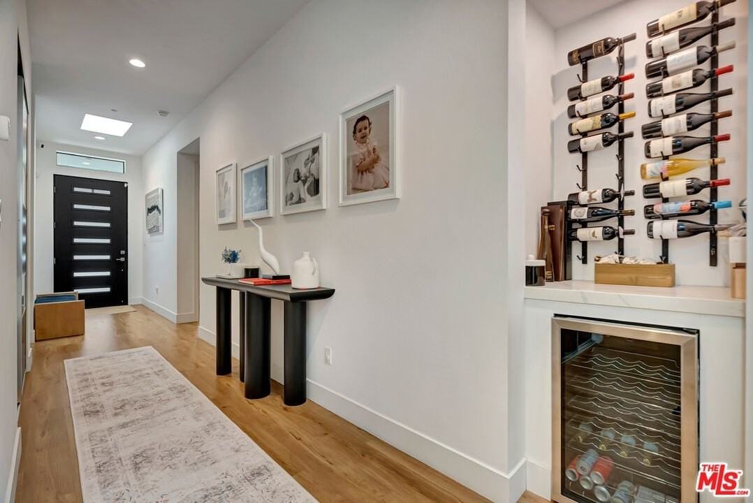 4203 Saugus Ave - Photo 4 of 28