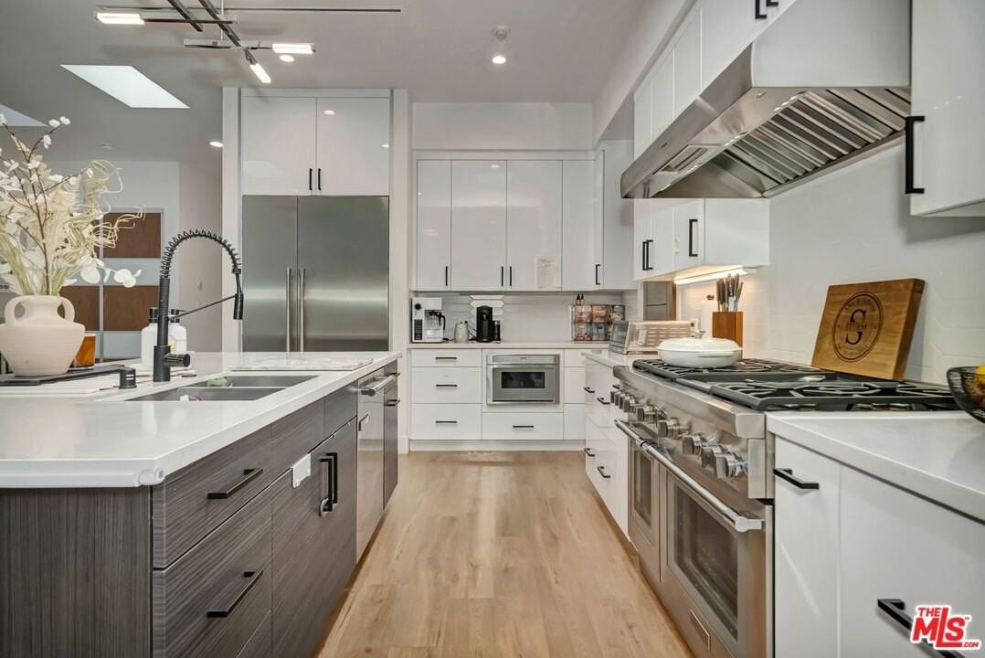 4203 Saugus Ave - Photo 7 of 28