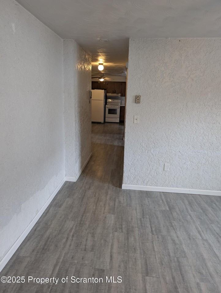 118 1/2 Broad St - Photo 4 of 10