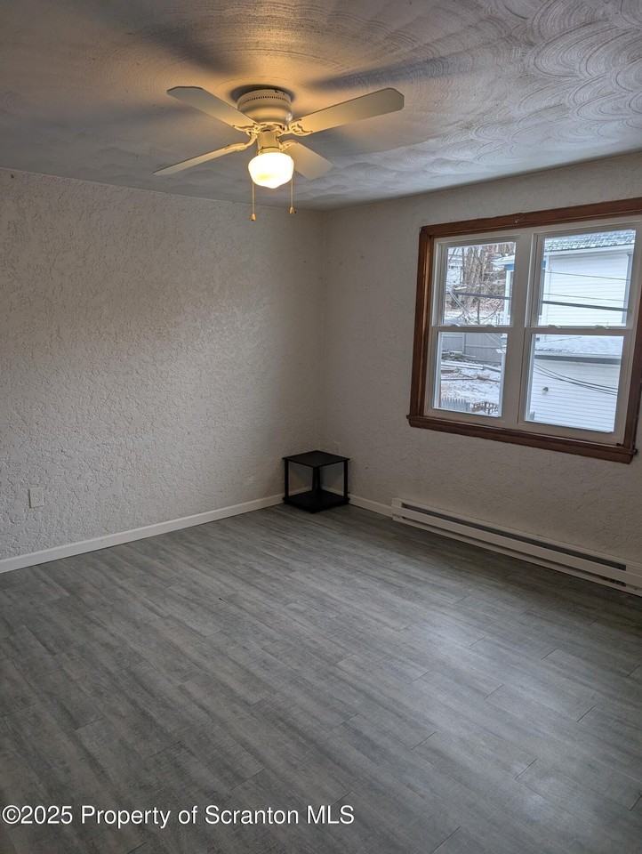 118 1/2 Broad St - Photo 5 of 10