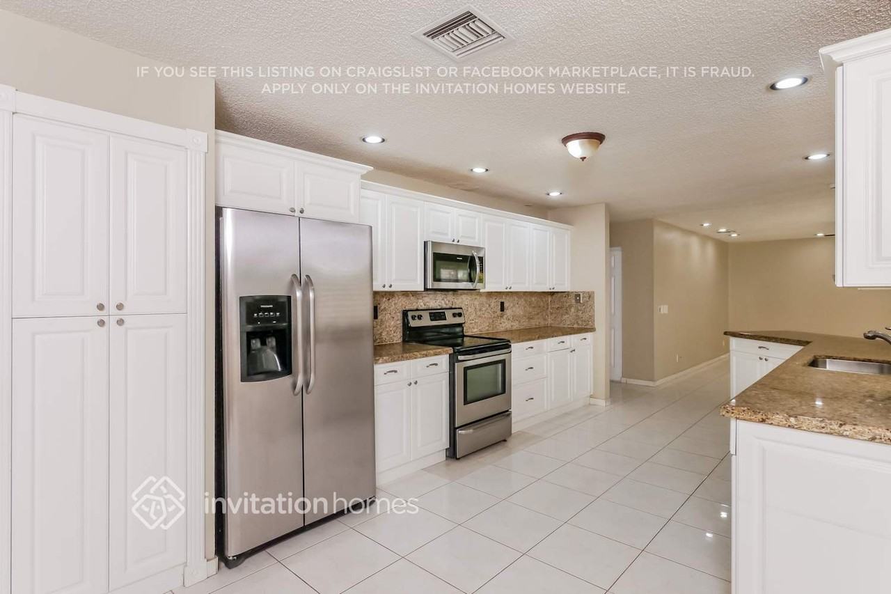 9080 Nw 13th St - Photo 5 of 17