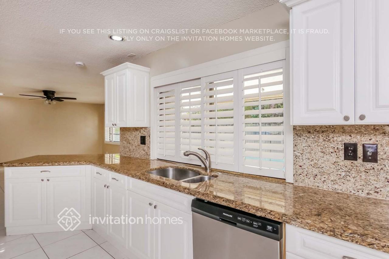 9080 Nw 13th St - Photo 6 of 17