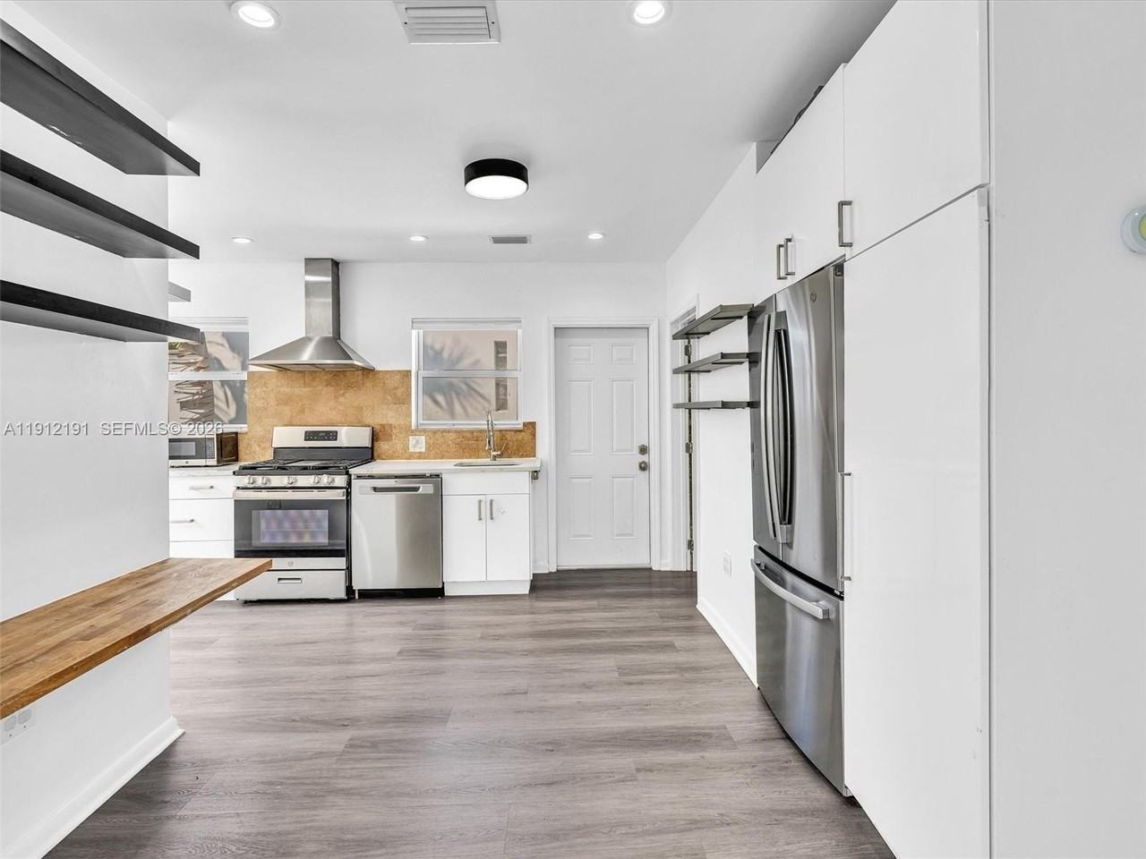 9324 Byron Ave - Photo 5 of 25