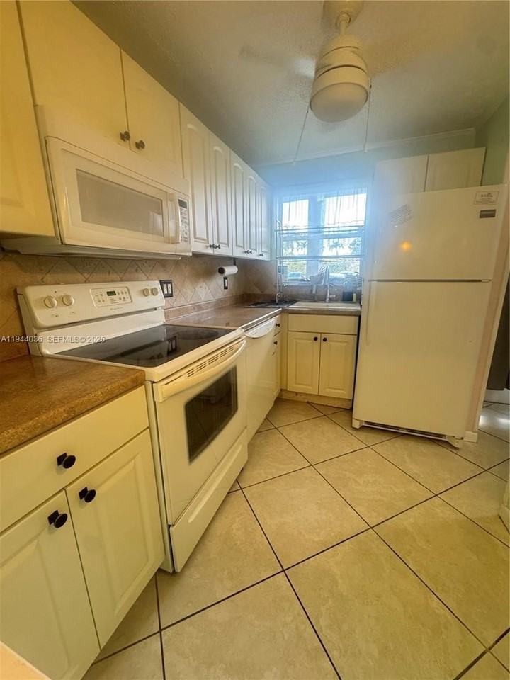 8590 Sunrise Lakes Blvd #109