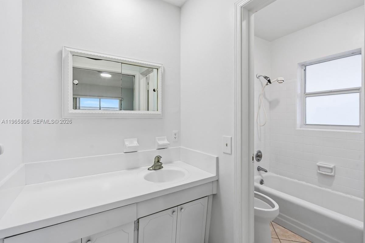 1260 Sw 8th St - Photo 6 of 27